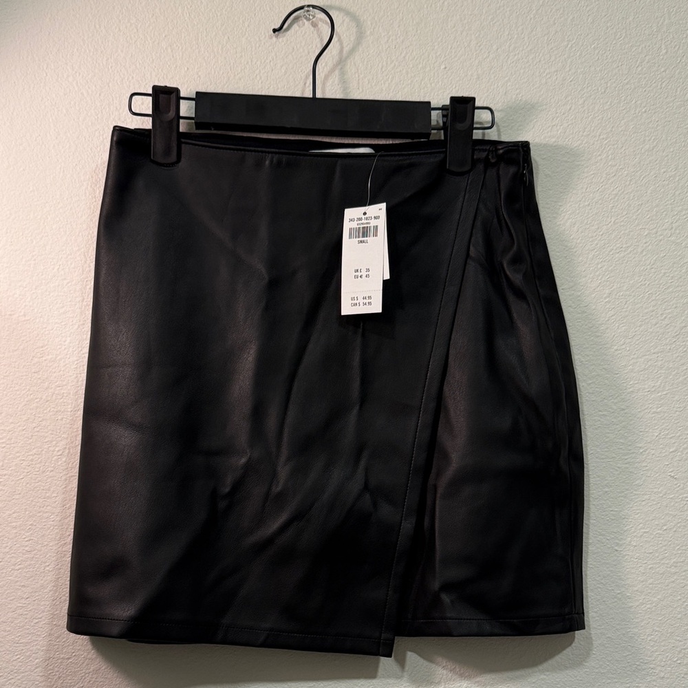 Hollister Sleek Black Mini Skirt - Picture 5 of 7